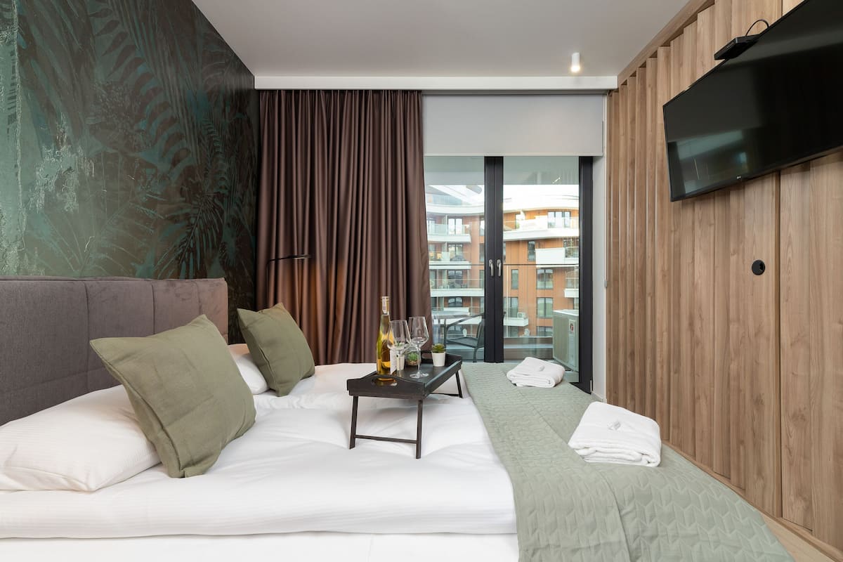 아파트, 침실 1개, 발코니 | 2 개의 침실, 책상, 침대 시트