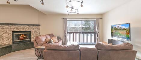 Een flatscreentelevisie, een open haard en een dvd-speler