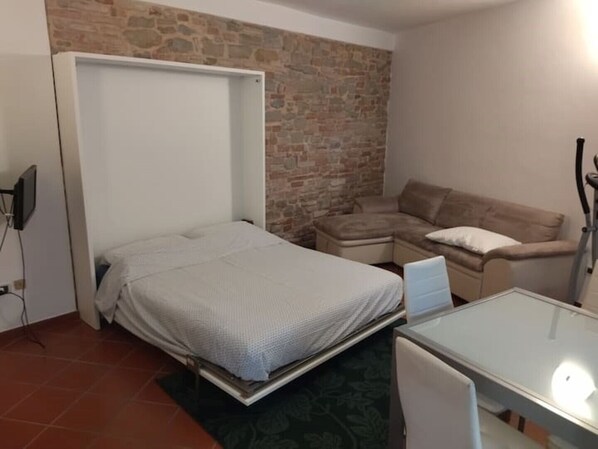 1 bedroom, bed sheets