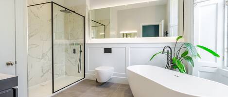 Badewanne, Haartrockner, Handtücher