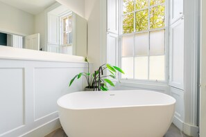 Baignoire, sèche-cheveux, serviettes fournies