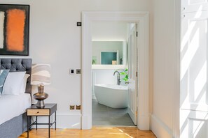 1 habitación, tabla de planchar con plancha, cuna de viaje y wifi 