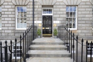 Exterior detail - Saphira Suite - City Centre 1 Bed Apartment (Edinburgh)