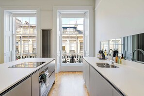 Frigorífico, microondas, horno y placa de cocina