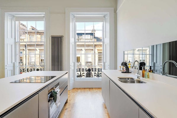 Réfrigérateur, four à micro-ondes, un four, surface de cuisson