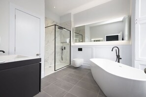 Een bad, een haardroger, handdoeken