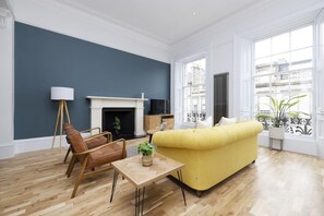 TV, offices - Saphira Suite - City Centre 1 Bed Apartment (Edinburgh)