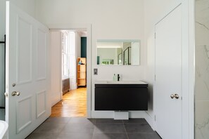 Bathtub, hair dryer, towels