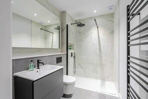 Douche, sèche-cheveux, serviettes fournies