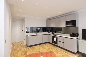 Refrigerador, microondas, horno, placa de cocina