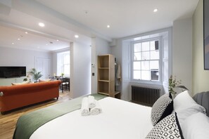 Tabla de planchar con plancha, cuna de viaje, wifi y ropa de cama 