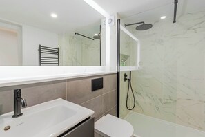 Een douche, een haardroger, handdoeken