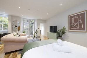 Fer et planche à repasser, lit parapluie, Wi-Fi, draps fournis