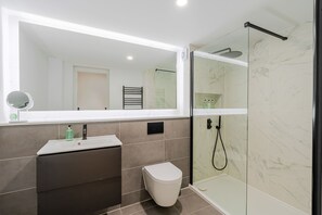 Douche, sèche-cheveux, serviettes fournies