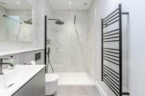 Douche, sèche-cheveux, serviettes fournies