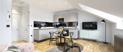 Una televisión, una oficina