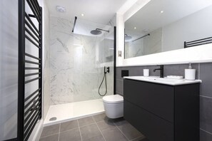 Dusche, Haartrockner, Handtücher