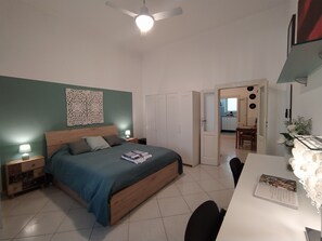 2 bedrooms, desk, iron/ironing board, travel crib - Comfortable apartment in central area (Bari)