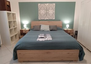 2 camere, una scrivania, ferro/asse da stiro, culla da viaggio