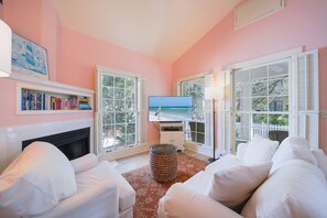 Smart TV, fireplace - Guest Cottage w King bed, Steps To Beach And Pool + 2 Adult Bikes! (Santa Rosa Beach)