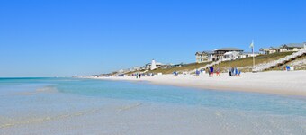 Guest Cottage w King bed, Steps To Beach And Pool + 2 Adult Bikes!