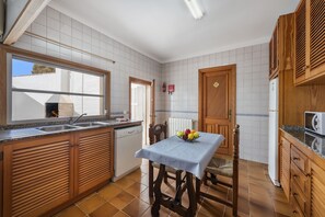 Jääkaappi, mikroaaltouuni, uuni, astianpesukone