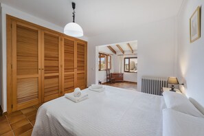 3 makuuhuonetta, silitysrauta/-lauta, ilmainen Wi-Fi, vuodevaatteet