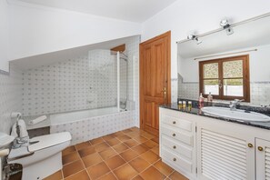 Shower, hair dryer, towels - Villa Figueral Siller by JS Villas (Puerto Pollensa)