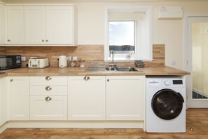 Dishwasher - Jetty Cottage - A modern cottage with views of South Harris and the Castle (Amhuinnsuidhe)