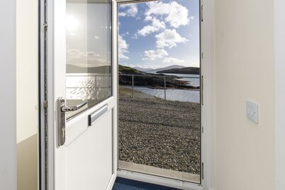 Jetty Cottage - A modern cottage with views of South Harris and the Castle