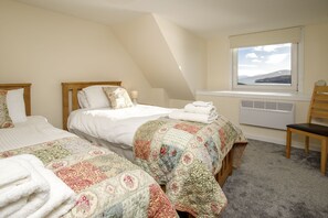 2 bedrooms, Internet - Jetty Cottage - A modern cottage with views of South Harris and the Castle (Amhuinnsuidhe)