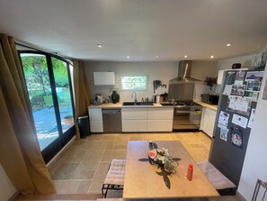 Kjøleskap, mikrobølgeovn, ovn og oppvaskmaskin