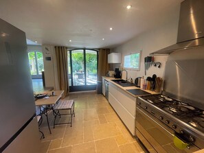 Kjøleskap, mikrobølgeovn, ovn og oppvaskmaskin