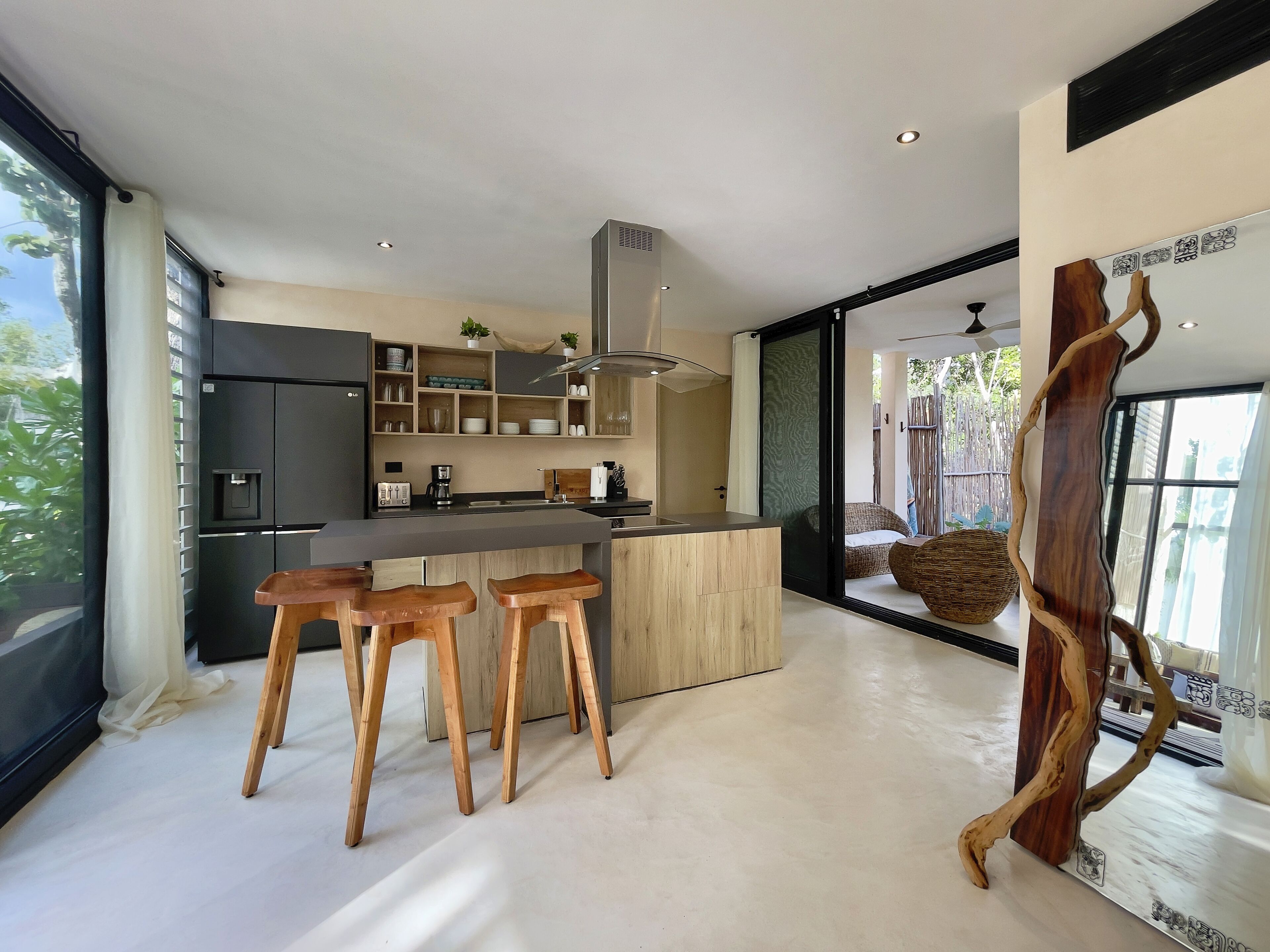 Jääkaappi, mikroaaltouuni, liesi, astianpesukone