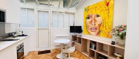 Fridge, microwave, oven, coffee/tea maker