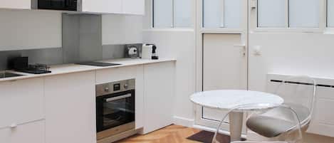 Kühlschrank, Mikrowelle, Ofen, Wasserkocher mit Kaffee-/Teezubehör
