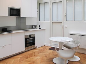 Kühlschrank, Mikrowelle, Ofen, Wasserkocher mit Kaffee-/Teezubehör