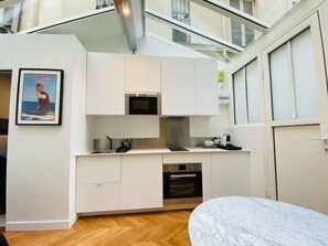 Fridge, microwave, oven, coffee/tea maker - Warm 18m² ideal for couple in Paris (Paris)