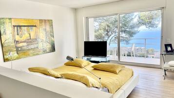 4 bedrooms, desk, WiFi, bed sheets