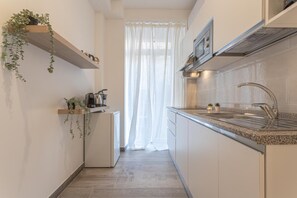 Refrigerador, microondas, placa de cocina