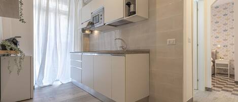 Een koelkast, een microgolfoven, een kookplaat