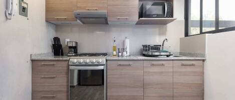 Réfrigérateur, micro-ondes, four, plaque de cuisson