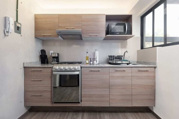 Refrigerador, microondas, horno y parrilla de estufa