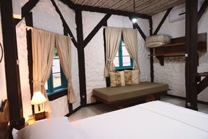 Premium bedding, pillowtop beds, individually decorated - Sítio Urbano (Blumenau)