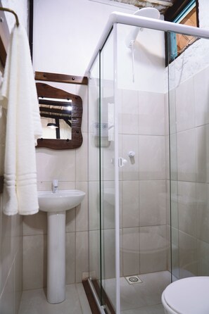 Shower, free toiletries, hair dryer, towels - Sítio Urbano (Blumenau)