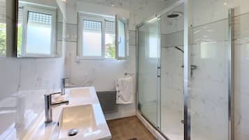 Douche, sĂšche-cheveux, savon, papier toilette