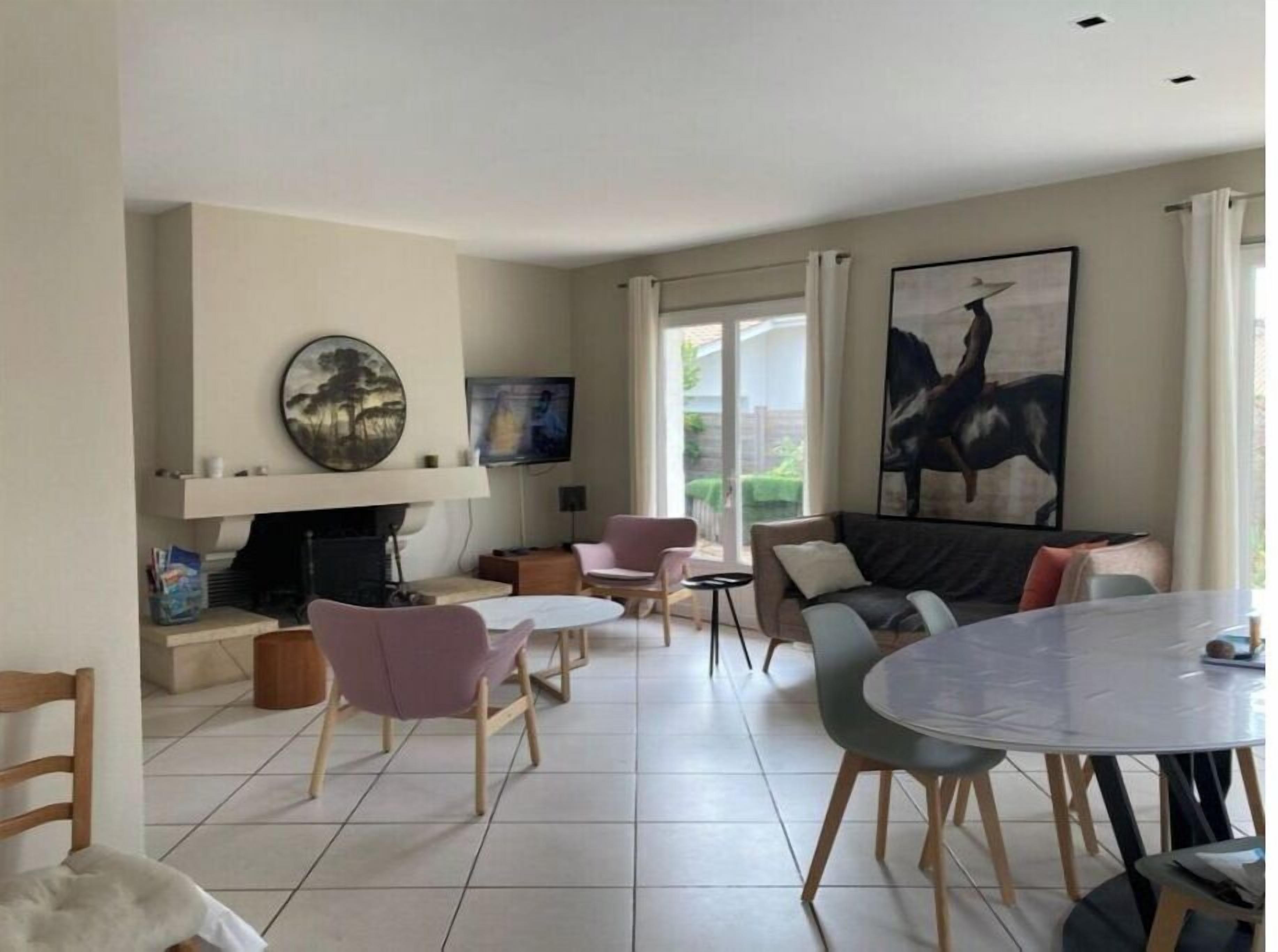 Televisie, een open haard, een dvd-speler en tafelvoetbal