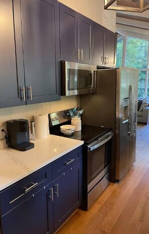 Refrigerador, microondas, horno y parrilla de estufa 