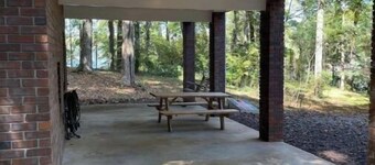 Peaceful 3 bedroom lakehouse w/private wooded lot.