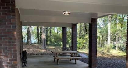 Peaceful 3 bedroom lakehouse w/private wooded lot.